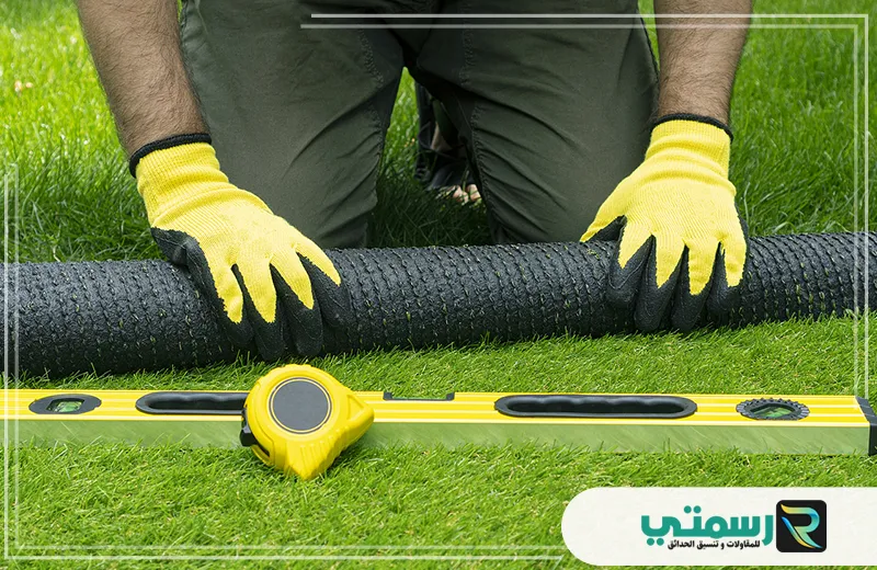  عملية تركيب العشب الصناعي بجدة بدقة باستخدام الأدوات المتخصصة لضمان جودة الأرضيات الخضراء.