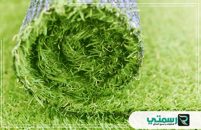 لف عشب صناعي بجدة بشكل مرتب بعد عملية التثبيت للحصول على مظهر جذاب ومرتّب في الحديقة.