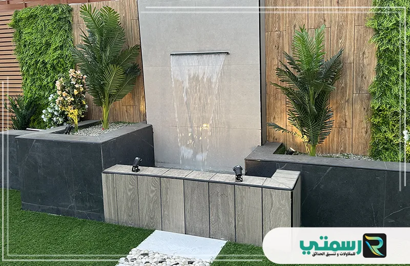 شلال جداري مائي يخرج من الحائط ينزل الماء بشكل انسيابي